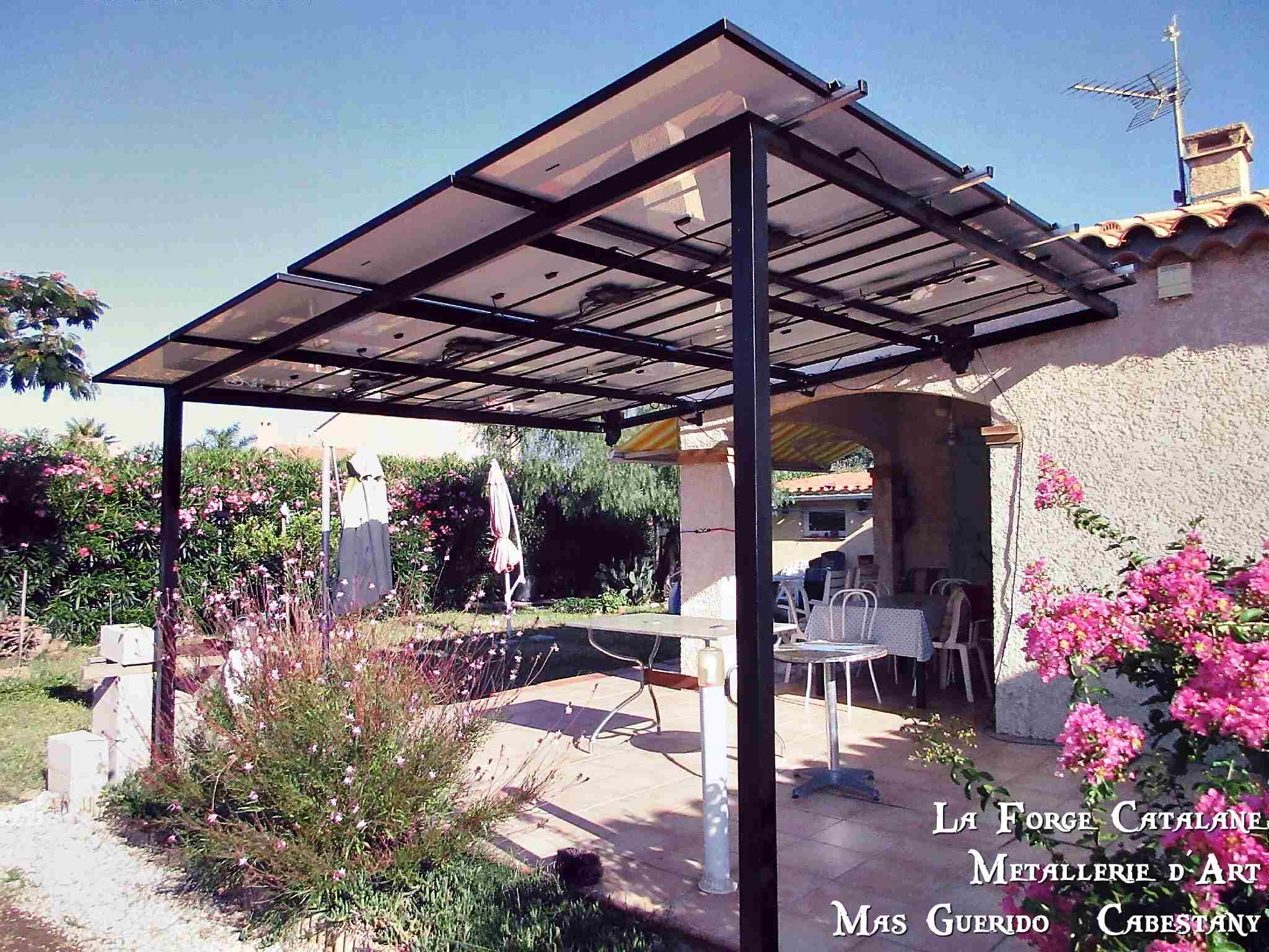 Pergola moderne tube support panneaux solaire La Forge Catalane.jpg